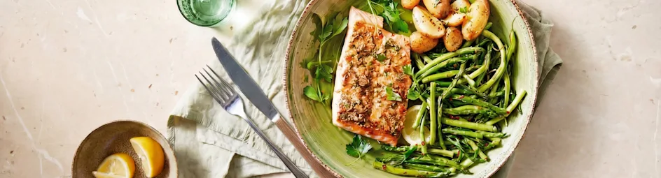 Zalm uit de oven met een knapperige pestokorst