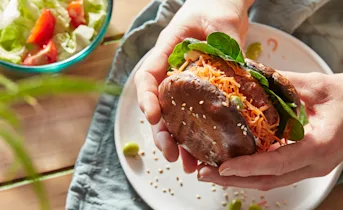 Vegan burger met portobello en pickled wortel