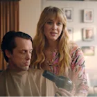 PLUS ondernemer zit bij kapsalon te vertellen over zijn aanbiedingen