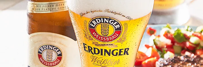 Glas en fles Erdinger Weissbier.