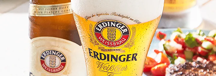 Glas en fles Erdinger Weissbier.