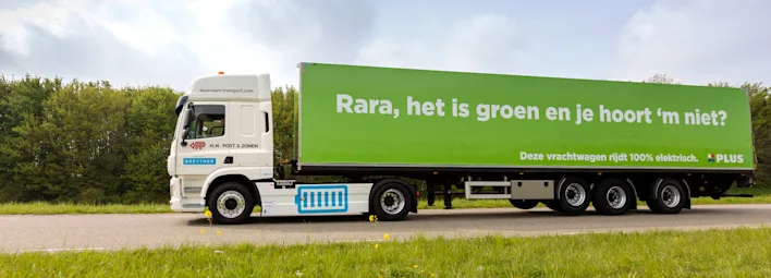 PLUS-vrachtwagen die 100% elektrisch rijdt.