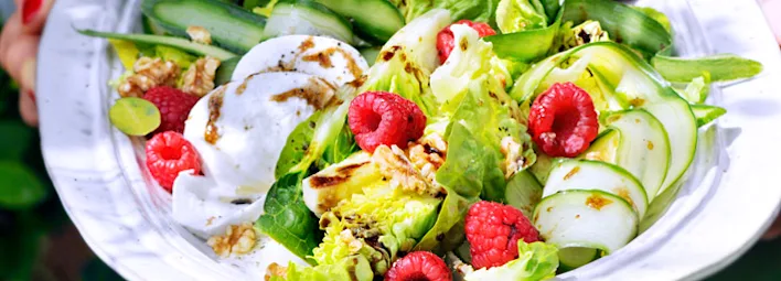 Maaltijdsalade van little gem, mozzarella en frambozen.