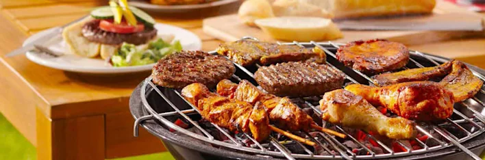 BBQ met ons assortiment aan vlees. Van steaks tot spareribs en gemarineerde kippenvleugels.