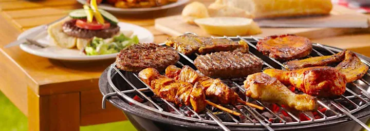 BBQ met ons assortiment aan vlees. Van steaks tot spareribs en gemarineerde kippenvleugels.