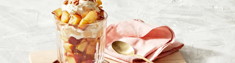 Warme appel met luxe slagroom van bruine boter