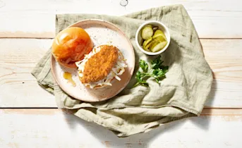 Hot honey kipburger met frisse koolsla