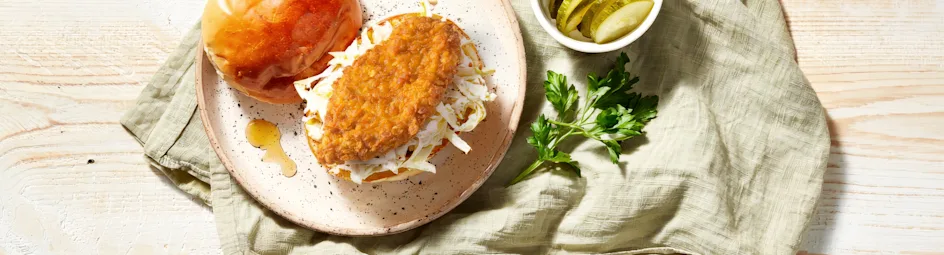 Hot honey kipburger met frisse koolsla