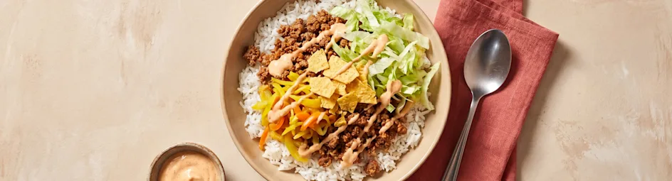 Pittige rijstbowl met gehakt, atjar en tortillachips