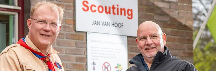 Twee personen bij Scouting Jan van Hoof.