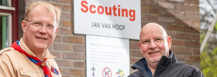 Twee personen bij Scouting Jan van Hoof.