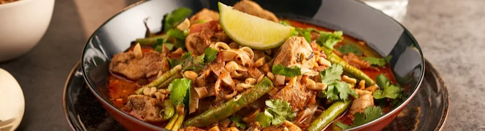 Makkelijke Thaise currysoep met kip, sperziebonen en noedels