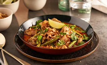 Makkelijke Thaise currysoep met kip, sperziebonen en noedels