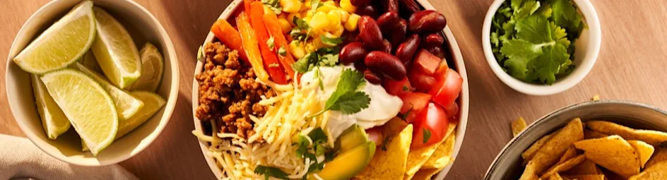 Vegetarische taco bowls met vegan gehakt, paprika en geraspte kaas