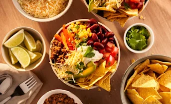 Vegetarische taco bowls met vegan gehakt, paprika en geraspte kaas