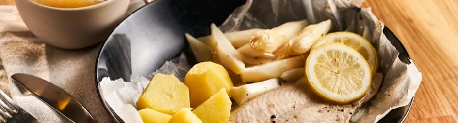 Pangasiuspakketjes met witte asperges en gekookte aardappels