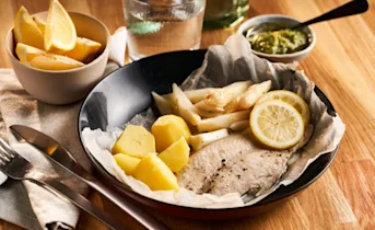 Pangasiuspakketjes met witte asperges en gekookte aardappels