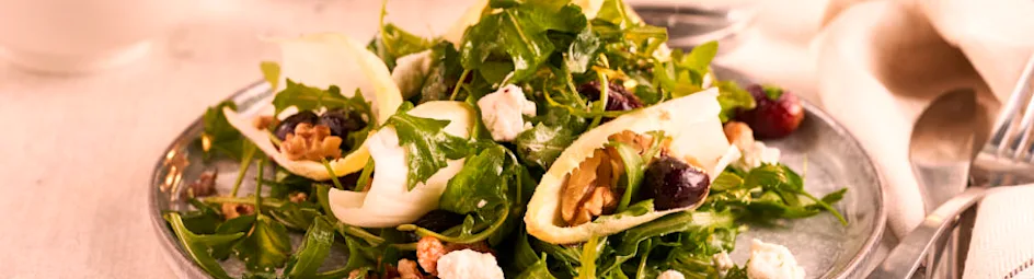 Salade met geroosterde druiven, walnoten en geitenkaas