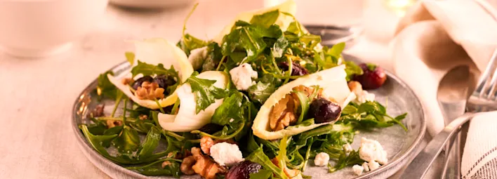 Salade met geroosterde druiven, walnoten en geitenkaas
