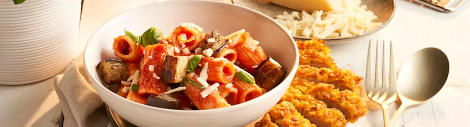 Auberginepasta met krokante kip