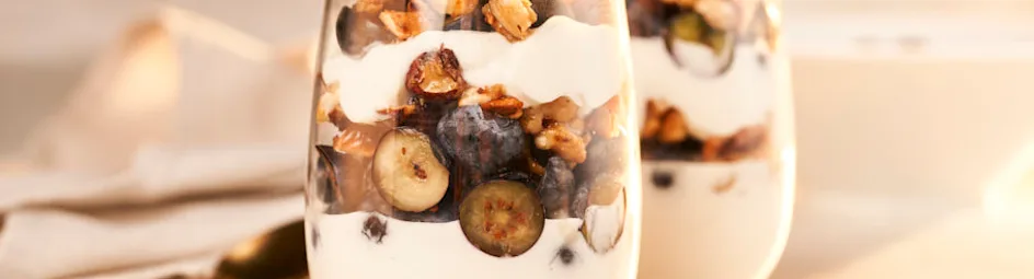 Snelle trifle van skyr met blauwe bessen en gekaramelliseerde noten