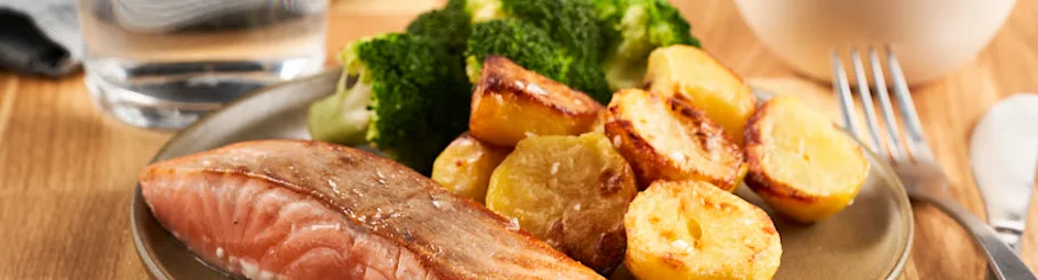 Zalmfilet met sinaasappelvinaigrette, broccoli en geroosterde aardappeltjes