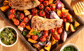 Traybake met zoete aardappel, varkenshaas en snelle bosuisalsa