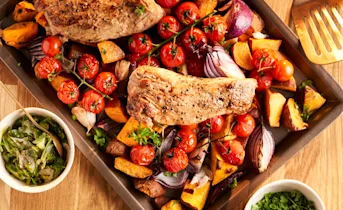 Traybake met zoete aardappel, varkenshaas en snelle bosuisalsa