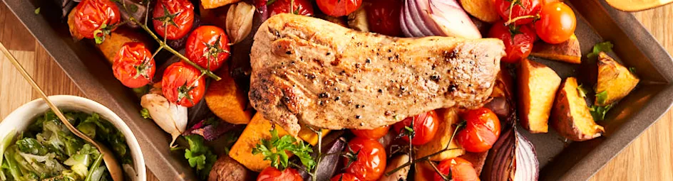 Traybake met zoete aardappel, varkenshaas en snelle bosuisalsa