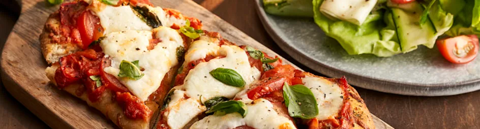 Focaccia pizza’s met mozzarella en een frisse salade