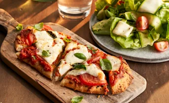 Focaccia pizza’s met mozzarella en een frisse salade