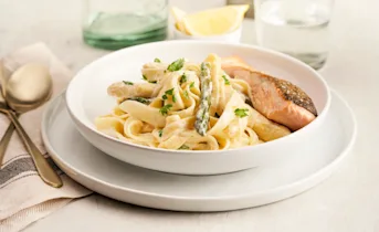 Lentepasta met witte asperges, zalm en peterselie