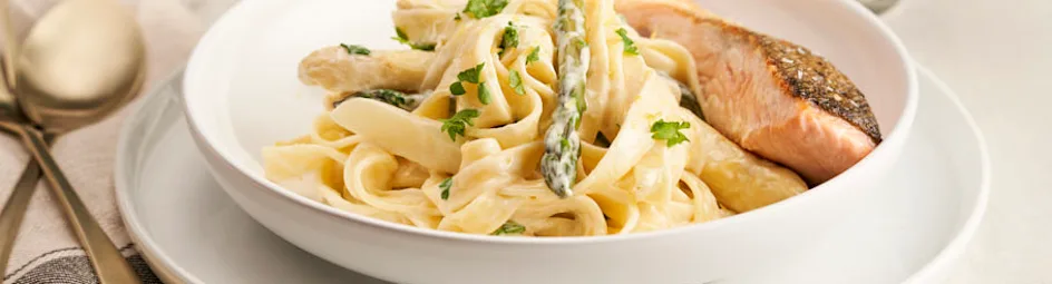Lentepasta met witte asperges, zalm en peterselie