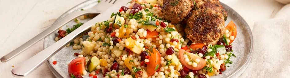 Zomerse couscoussalade met homemade burgertjes