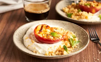 Gegrilde perziken met yoghurt en koekcrumble