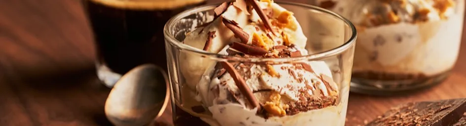 Affogato met verse slagroom, pure chocolade en krokante pinda's