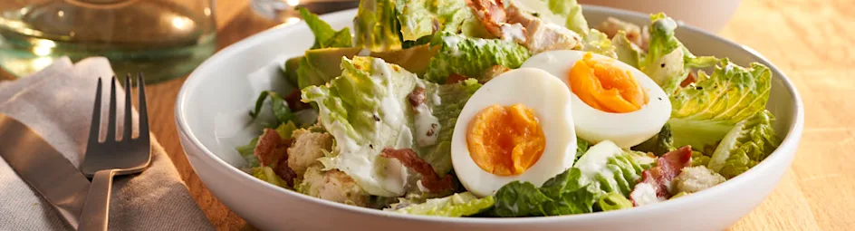 Caesarsalade met gegrilde kip en frisse yoghurtdressing