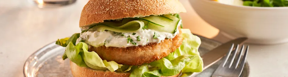 Visburgers met snelle Boursinsaus en venkelsalade