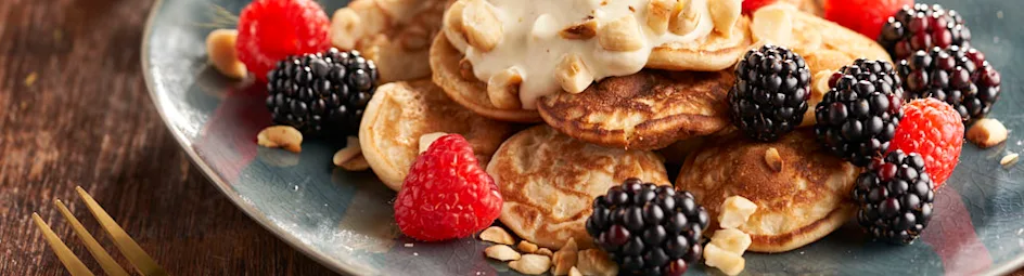Poffertjes met rood fruit en tropische yoghurt
