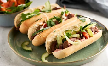 Vietnamese bánh mì met frisse wortelsalade