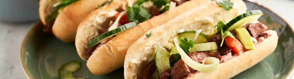 Vietnamese bánh mì met frisse wortelsalade