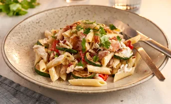 Romige makreelpasta met geroosterde paprika