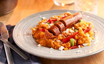 Zoete-aardappelstamppot met sperziebonen, feta en vegetarische chorizoworst