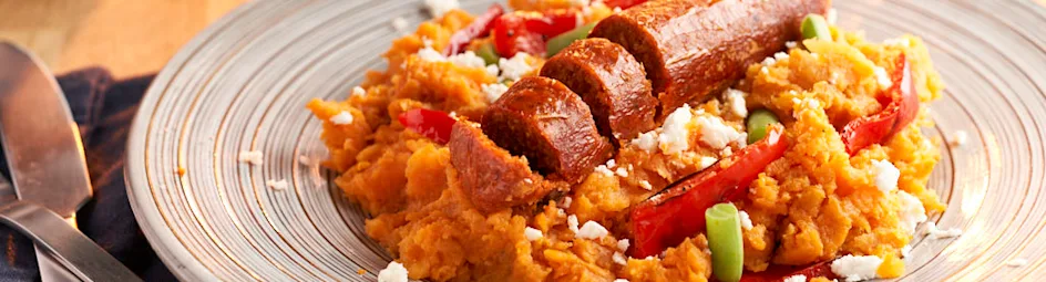 Zoete-aardappelstamppot met sperziebonen, feta en vegetarische chorizoworst