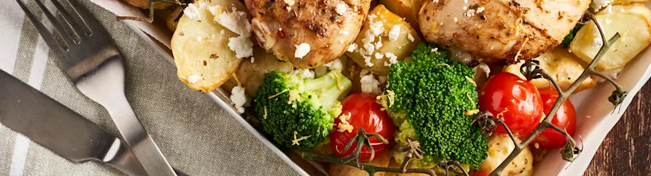 Geroosterde feta-aardappeltjes met kip en broccoli