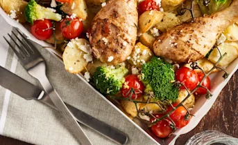 Geroosterde feta-aardappeltjes met kip en broccoli