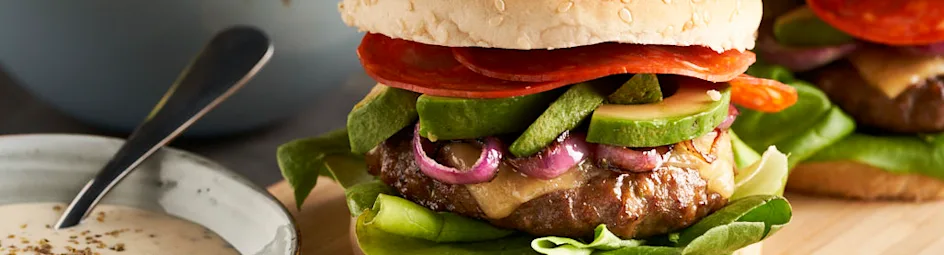 Mediterrane hamburgers met uienrelish en Griekse salade