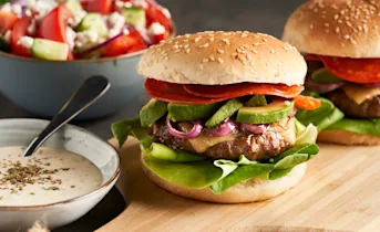 Mediterrane hamburgers met uienrelish en Griekse salade