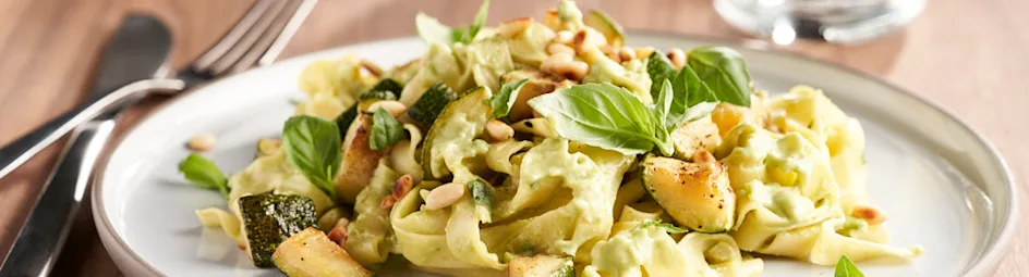 Tagliatelle met avocado-roomsaus en courgette