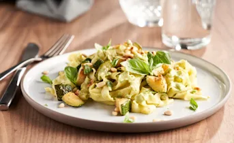 Tagliatelle met avocado-roomsaus en courgette